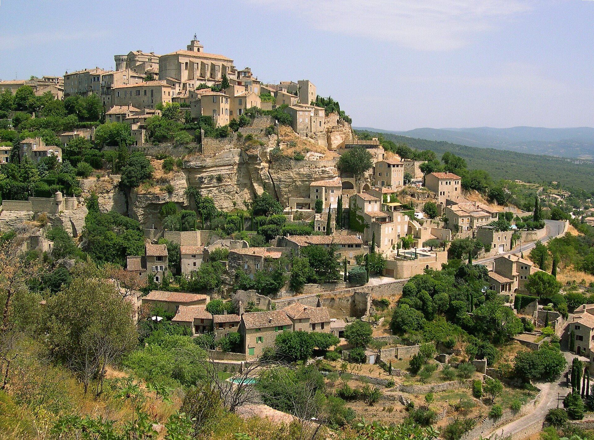 Vue panoramique de Gordes perch&eacute; sur son &eacute;peron rocheux, Vaucluse, Provence
