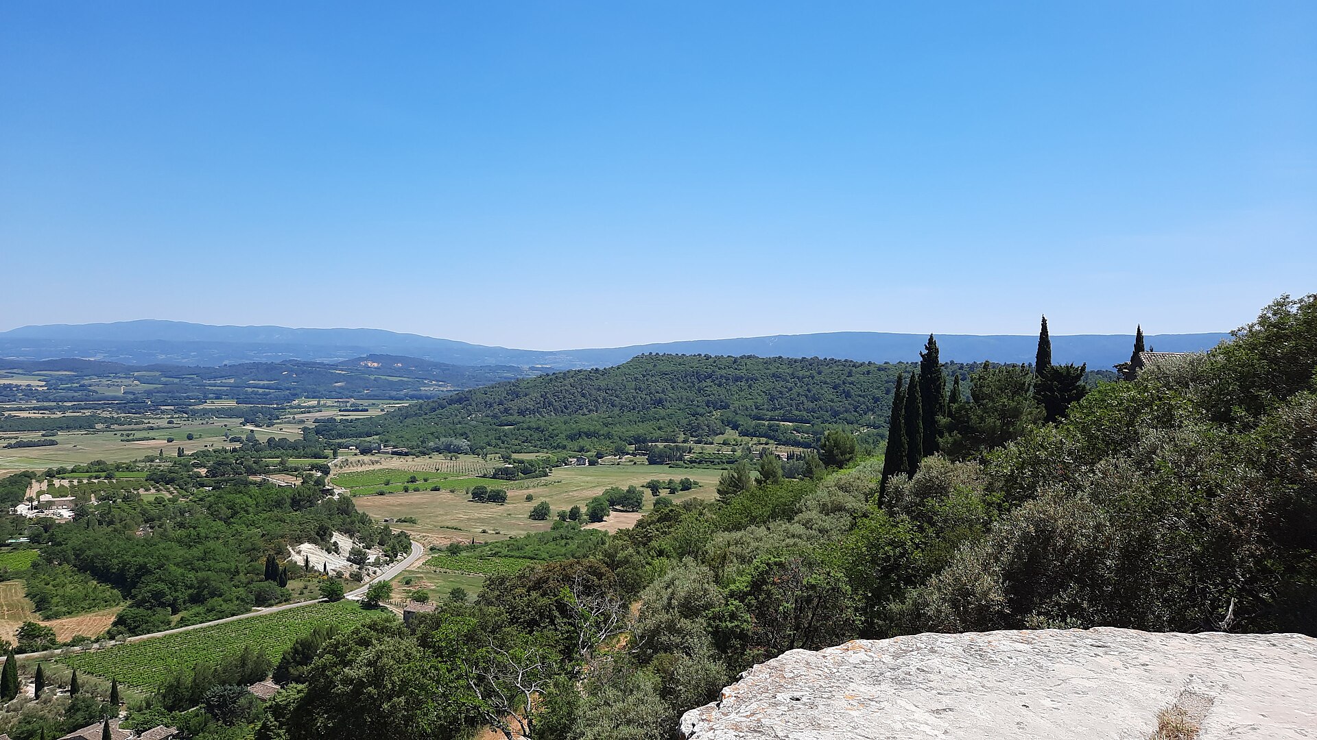 Panorama autour de Gordes depuis les vignobles et terres agricoles environnantes