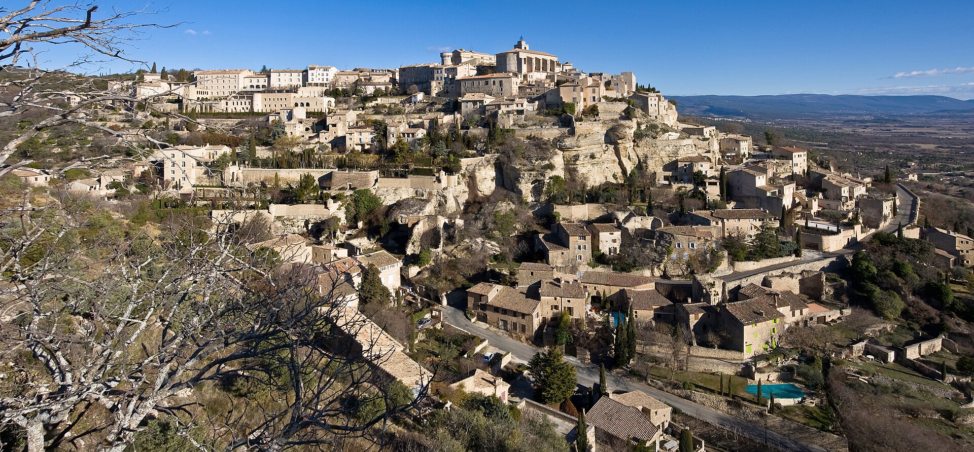 Gordes panorama, vue d&rsquo;ensemble du village perch&eacute; sur son &eacute;peron rocheux