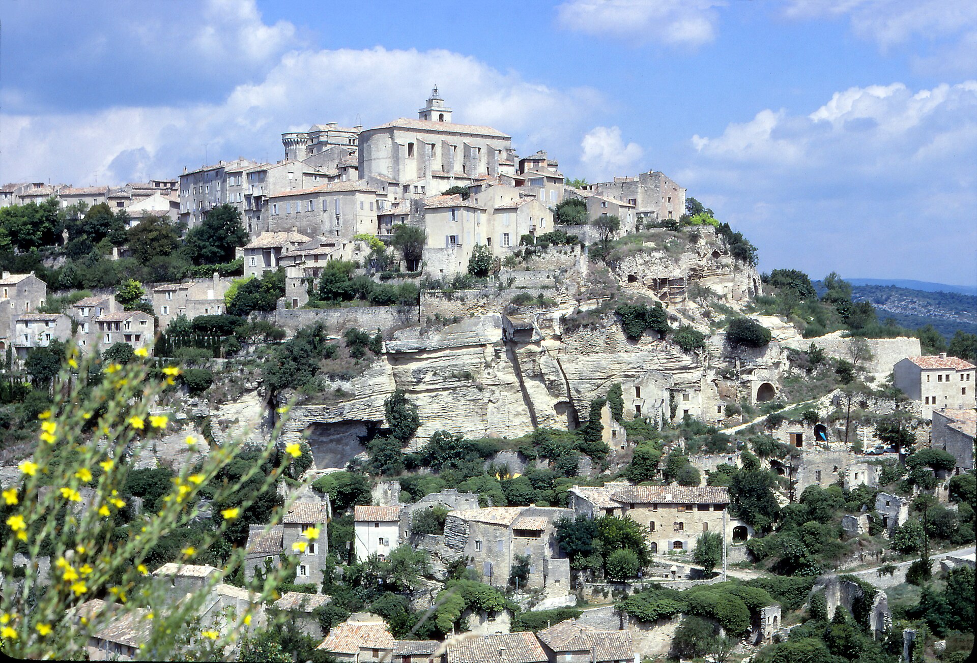 Gordes vu sous un angle diff&eacute;rent depuis la plate-forme des jeux